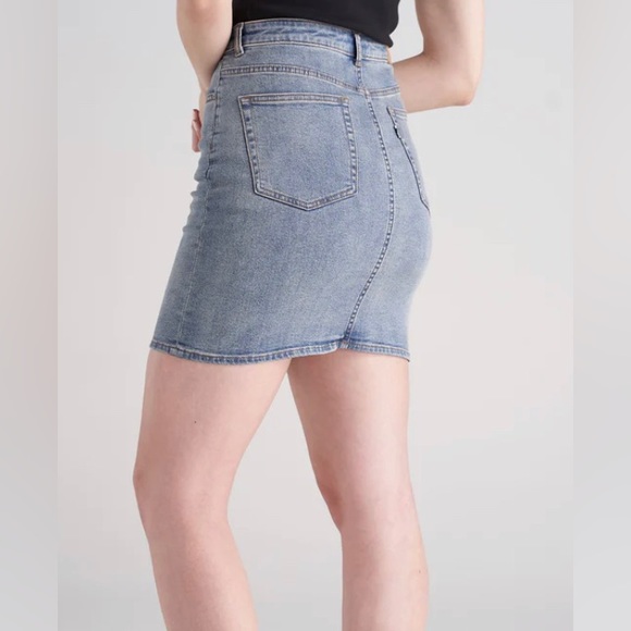 American Tall 34 TALL CLASSIC DENIM SKIRT IN VINTAGE LIGHT BLUE - Picture 2 of 2